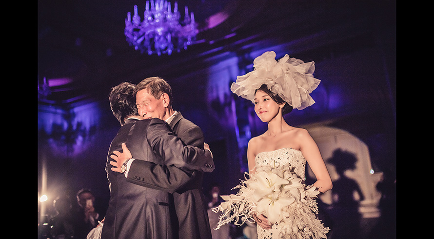 新婦と妹感動シーン結婚式当日写真撮影 ブライダルフォト ウエディングフォト 結婚式写真フォトフォリー