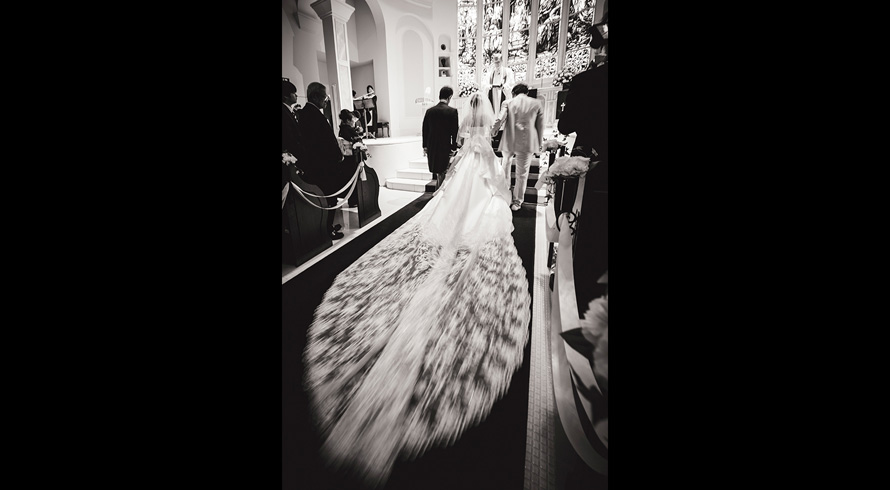 挙式入場時の幻想的な結婚式写真 ブライダルフォト ウエディングフォト 結婚式写真フォトフォリー