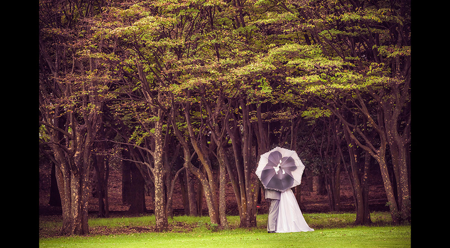 披露宴後庭園で和装で二人のロケーションフォト ブライダルフォト ウエディングフォト 結婚式写真フォトフォリー