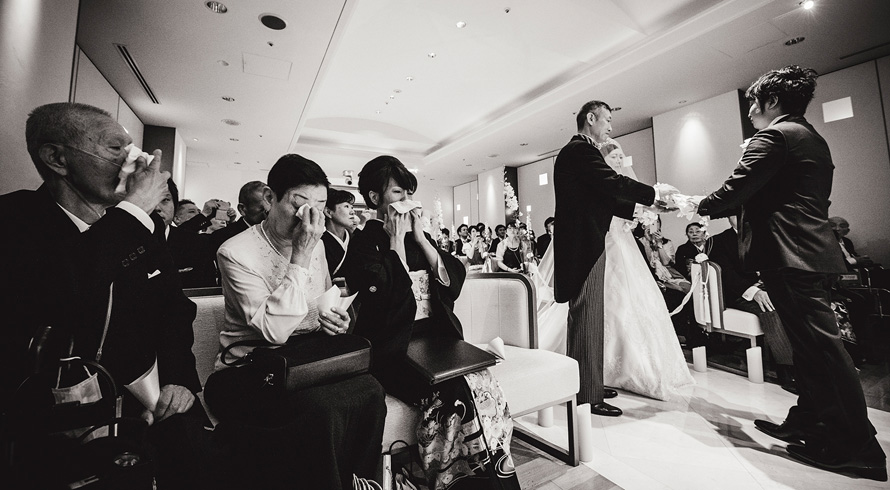 挙式入場での感動シーン結婚式写真 ブライダルフォト ウエディングフォト 結婚式写真フォトフォリー