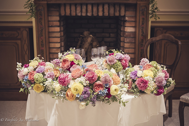 リストランテASOウエディングフォトメインテーブルも素敵なカラフルな装花で彩られています