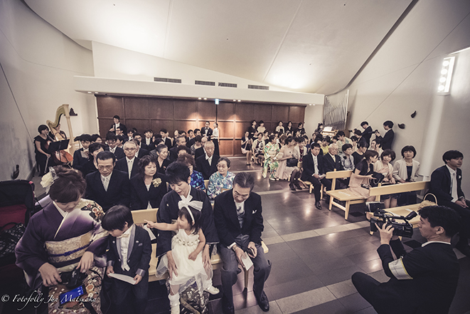 アンダーズ東京ブライダルフォト多くの人が挙式に参加します。