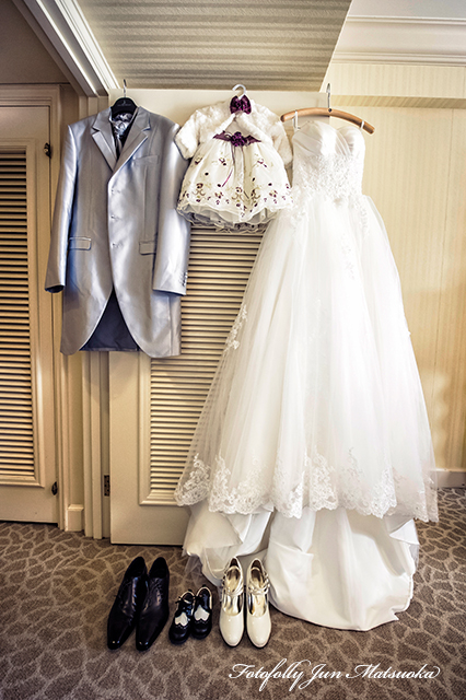 ホテルオークラ東京ベイでの結婚式　メイクシーンに撮影するドレス　タキシード　ドレスが掛かっている写真　ブライダルフォト