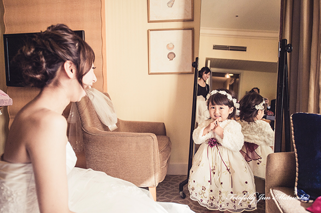 ホテルオークラ東京ベイでの結婚式　メイクシーン　ママと対面　ブライダルフォト