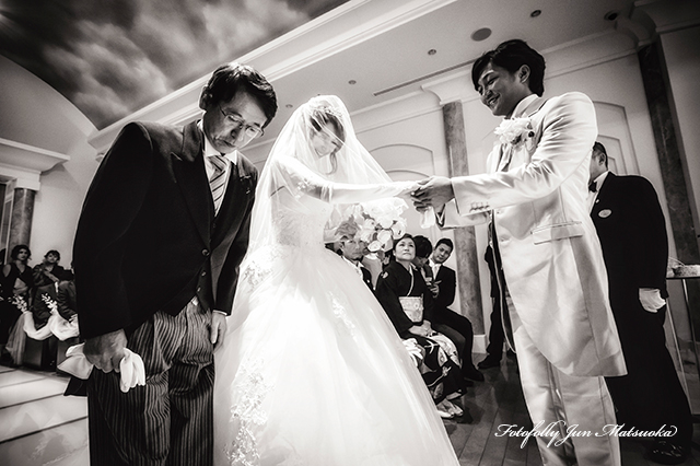 ホテルオークラ東京ベイ　結婚式写真　持ち込みカメラマン　父と入場　新郎と新婦の父