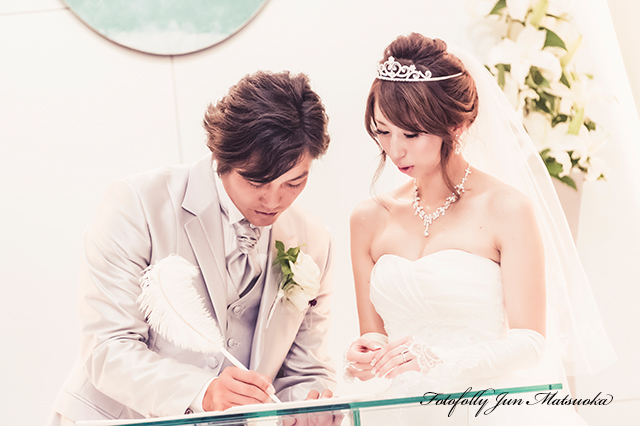 ホテルオークラ東京ベイ　人前式スタイルで結婚式　結婚証明書にサインする新婦　ブライダルフォト　持ち込みカメラマン