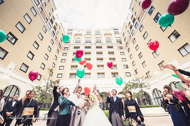 ホテルオークラ東京ベイ　結婚式写真　バブルシャワーの後はバルーンリリース　ブライダルフォト　持ち込みカメラマン