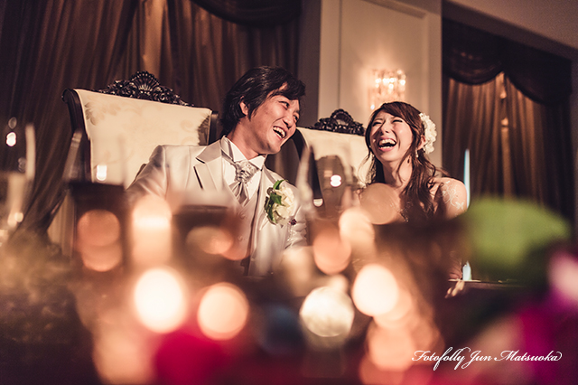 ホテルオークラ東京ベイ　結婚式写真　持ち込みカメラマン撮影　サプライズビデオを見る新郎新婦の表情　キレイなブライダルフォト