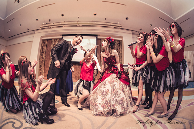 ホテルオークラ東京ベイ　結婚式写真　余興　赤いドレスで再入場　持ち込みカメラマン撮影　