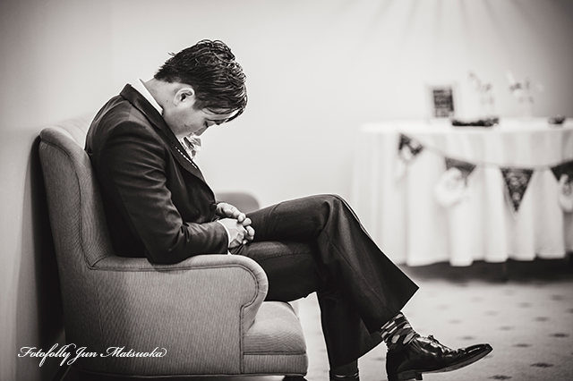 ホテルオークラ東京ベイ　結婚式写真　疲れた新郎　ブライダルフォト　持ち込みカメラマン