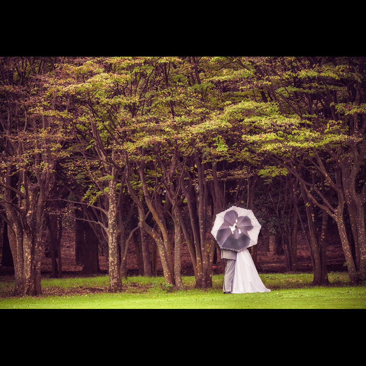 披露宴後庭園で和装で二人のロケーションフォト ブライダルフォト ウエディングフォト 結婚式写真フォトフォリー