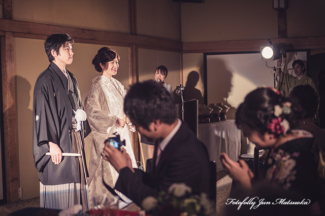 つきじ治作での結婚式　披露宴入場後、高砂での新郎新婦　ブライダルフォト　持ち込みカメラマン