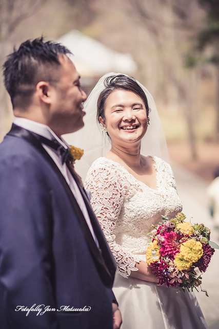 ブレストンコートでの結婚式　スナップ写真　持ち込みカメラマンが撮る写真　高原教会でのウエディング　ブライダルフォト　軽井沢結婚式　挙式会場前　新婦笑顔