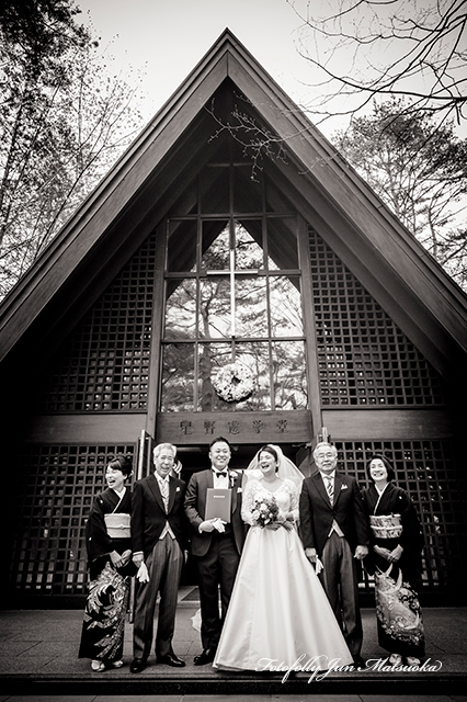 ブレストンコートでの結婚式　スナップ写真　持ち込みカメラマンが撮る写真　高原教会でのウエディング　ブライダルフォト　軽井沢結婚式　高原教会前で家族写真　