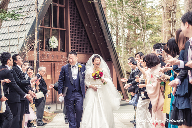ブレストンコートでの結婚式　スナップ写真　持ち込みカメラマンが撮る写真　高原教会でのウエディング　ブライダルフォト　軽井沢結婚式　フラワーシャワー