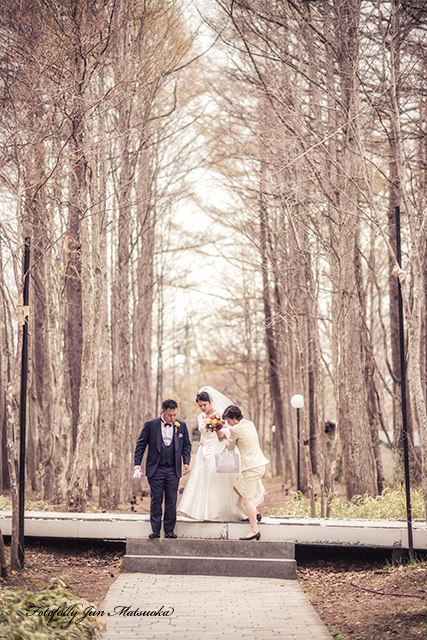 ブレストンコートでの結婚式　スナップ写真　持ち込みカメラマンが撮る写真　高原教会でのウエディング　ブライダルフォト　軽井沢結婚式　会場へ戻る