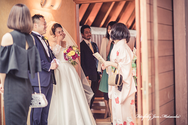 ブレストンコートでの結婚式　スナップ写真　持ち込みカメラマンが撮る写真　高原教会でのウエディング　ブライダルフォト　軽井沢結婚式　挙式会場前　挙式終了後