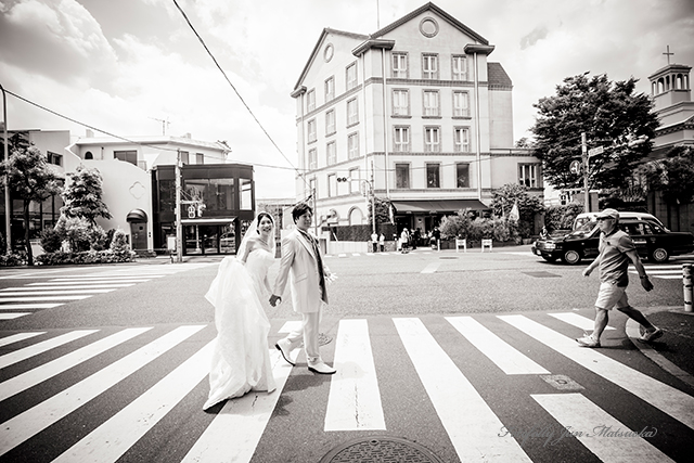 メゾンポール・ボキューズで結婚式　ブライダルフォト　持ち込みカメラマン　ロケーションフォト　移動中　横断歩道を渡る