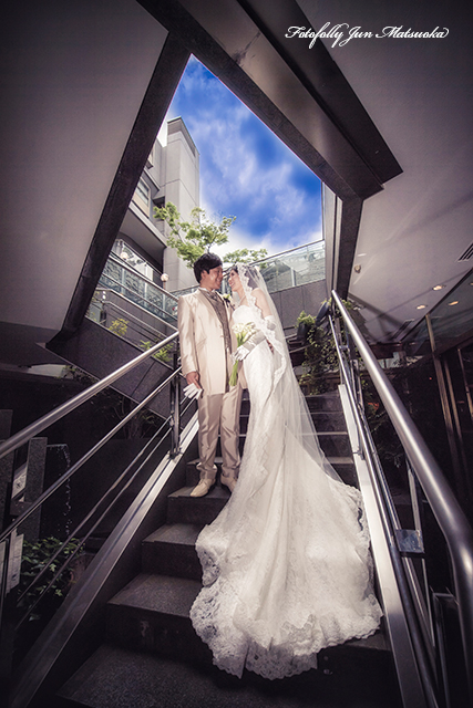 メゾンポール・ボキューズで結婚式　ブライダルフォト　持ち込みカメラマン　ロケーションフォト　階段で