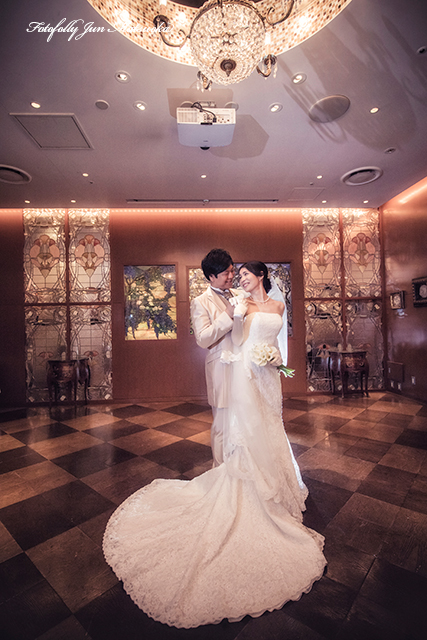 メゾンポール・ボキューズで結婚式　ブライダルフォト　持ち込みカメラマン　ロケーションフォト　館内　玄関で写真撮影