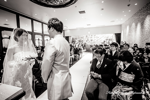 メゾンポール・ボキューズで結婚式　ブライダルフォト　持ち込みカメラマン　ロケーションフォト　写真撮影　ブーケブートニアのセレモニー