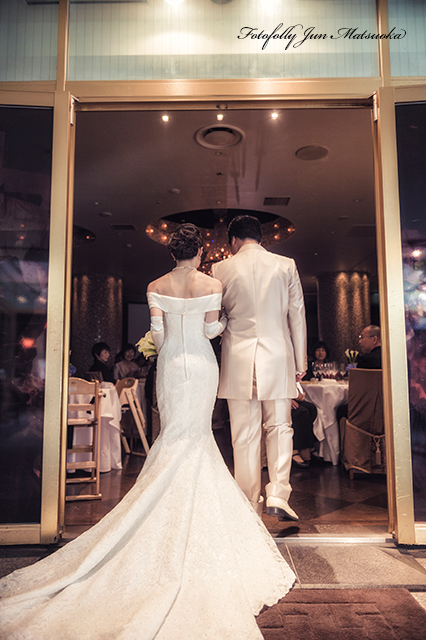メゾンポール・ボキューズで結婚式　ブライダルフォト　持ち込みカメラマン　ロケーションフォト　写真撮影　披露宴入場　バックショット