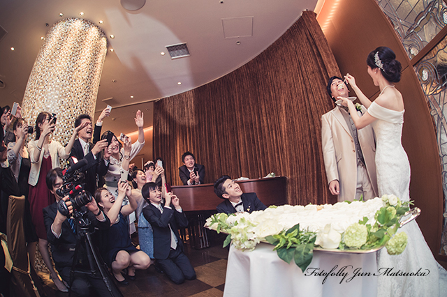 メゾンポール・ボキューズで結婚式　ブライダルフォト　持ち込みカメラマン　ロケーションフォト　写真撮影　披露宴入場　ファーストバイト