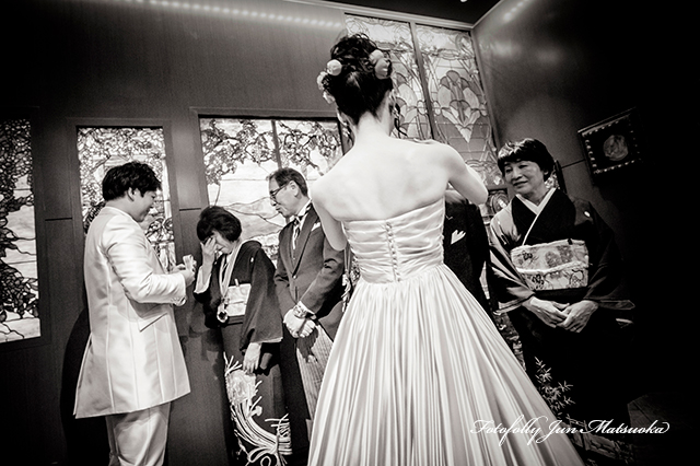 メゾンポール・ボキューズで結婚式　ブライダルフォト　持ち込みカメラマン　写真撮影　感動　贈呈シーンモノクロで