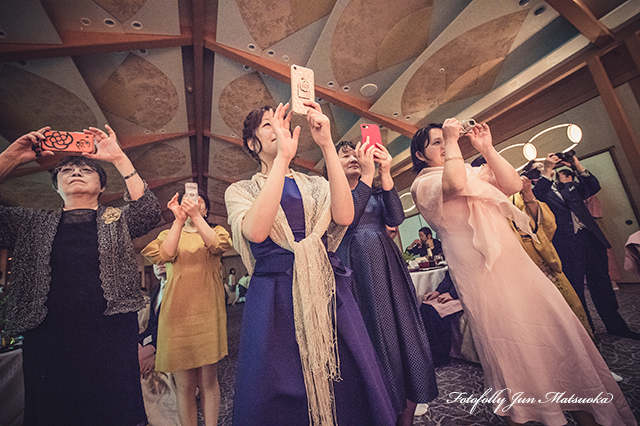 有栖川清水で結婚式　持ち込みカメラマンのブライダルフォト　披露宴　お色直し入場　ゲストの様子