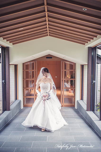 ヒルトン東京ベイで結婚式　hilton-tokyobay-wedding　持ち込みカメラマンのブライダルフォト　ウエディングフォト　ファーストミート前新婦側