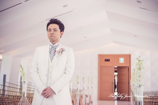 ヒルトン東京ベイで結婚式　hilton-tokyobay-wedding　持ち込みカメラマンのブライダルフォト　ウエディングフォト　ファーストミート　新郎の表情