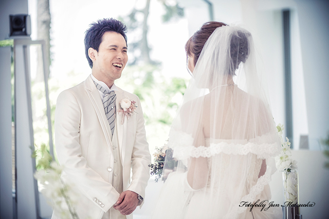 ヒルトン東京ベイで結婚式　hilton-tokyobay-wedding　持ち込みカメラマンのブライダルフォト　ウエディングフォト　ファーストミート新郎の表情