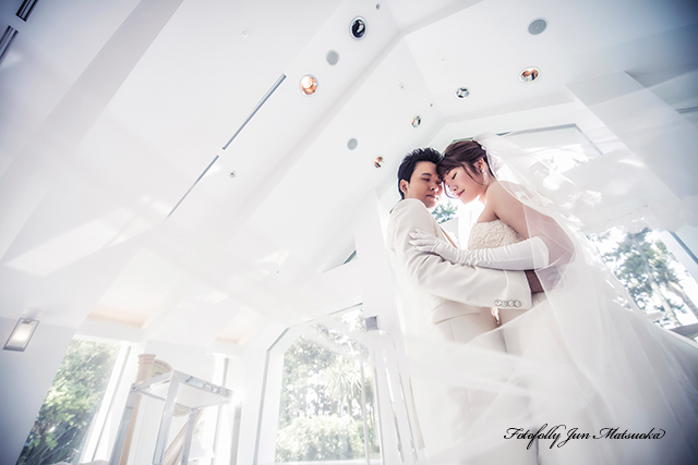 ヒルトン東京ベイで結婚式　hilton-tokyobay-wedding　持ち込みカメラマンのブライダルフォト　ウエディングフォト　チャペルでロケーションフォト　ベールをふわっとした写真