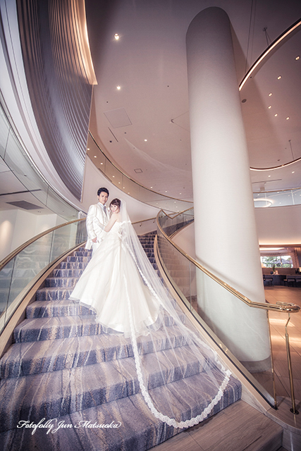 ヒルトン東京ベイで結婚式　hilton-tokyobay-wedding　持ち込みカメラマンのブライダルフォト　ウエディングフォト　チャペルでロケーションフォト　大階段でブライダルフォト