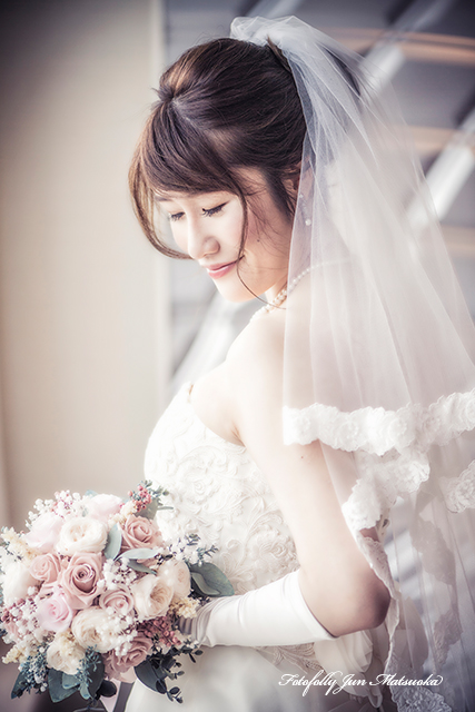 ヒルトン東京ベイで結婚式　hilton-tokyobay-wedding　持ち込みカメラマンのブライダルフォト　ウエディングフォト　チャペルでロケーションフォト　新婦ポートレート