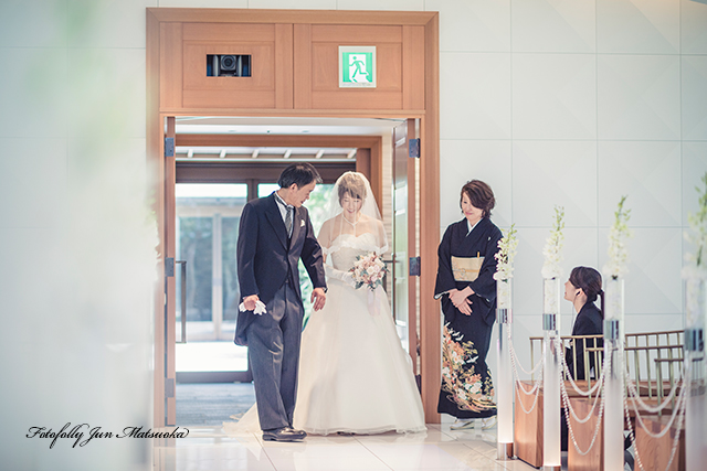 ヒルトン東京ベイで結婚式　hilton-tokyobay-wedding　持ち込みカメラマンのブライダルフォト　ウエディングフォト　挙式バージンロードを歩く