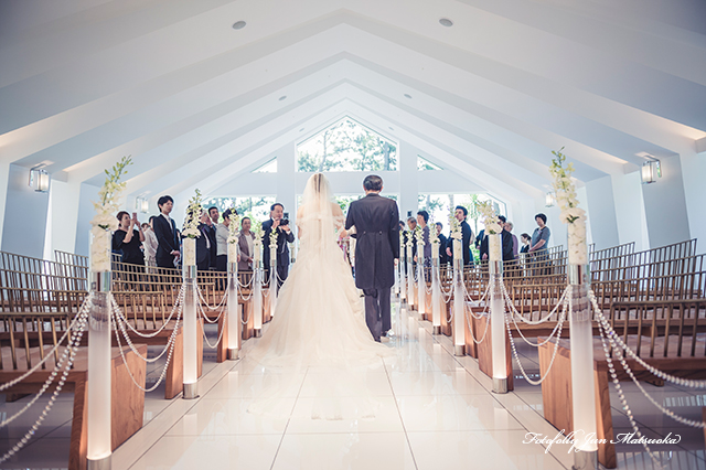 ヒルトン東京ベイで結婚式　hilton-tokyobay-wedding　持ち込みカメラマンのブライダルフォト　ウエディングフォト　バージンロードを歩く　バックショット