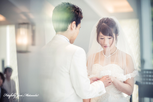 ヒルトン東京ベイで結婚式　hilton-tokyobay-wedding　持ち込みカメラマンのブライダルフォト　ウエディングフォト　挙式　指輪交換