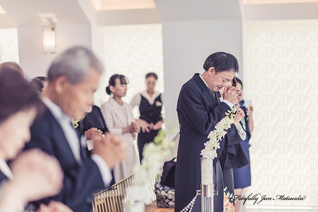 ヒルトン東京ベイで結婚式　hilton-tokyobay-wedding　持ち込みカメラマンのブライダルフォト　ウエディングフォト　挙式中のゲストの写真