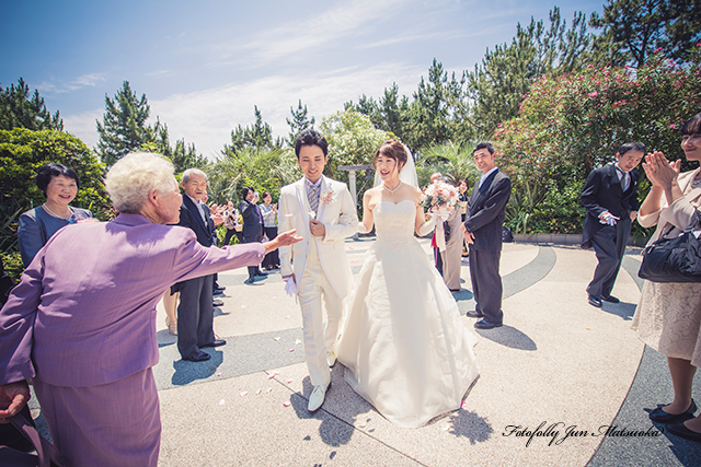 ヒルトン東京ベイで結婚式　hilton-tokyobay-wedding　持ち込みカメラマンのブライダルフォト　ウエディングフォト　挙式　フラワーシャワー