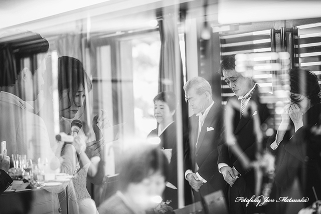 ヒルトン東京ベイで結婚式　hilton-tokyobay-wedding　持ち込みカメラマンのブライダルフォト　ウエディングフォト　披露宴　花嫁の手紙　モノクロ