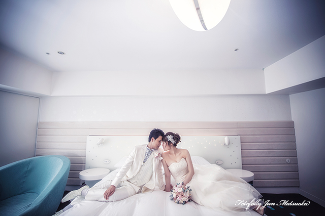 ヒルトン東京ベイで結婚式　hilton-tokyobay-wedding　持ち込みカメラマンのブライダルフォト　ウエディングフォト　披露宴後のロケーションフォト　ベッドで
