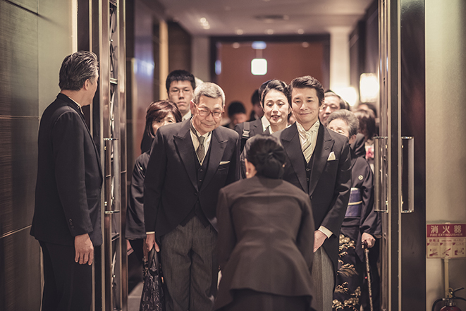 ホテルニューオータニ 披露宴 入場前の親族 ブライダルフォト ウエディングフォト 結婚式写真