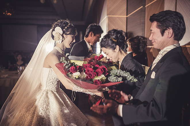 ホテルニューオータニ 披露宴 両親花束贈呈 ブライダルフォト ウエディングフォト 結婚式写真