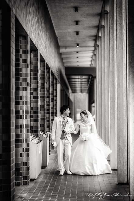 グランドプリンス高輪貴賓館 貴賓館に移動中の自然なウエディングスナップ ブライダルフォト ウエディングフォト 結婚式写真