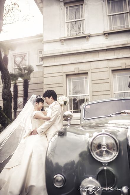 グランドプリンス高輪貴賓館 クラシックカーの前でロケーションフォト ブライダルフォト ウエディングフォト 結婚式写真