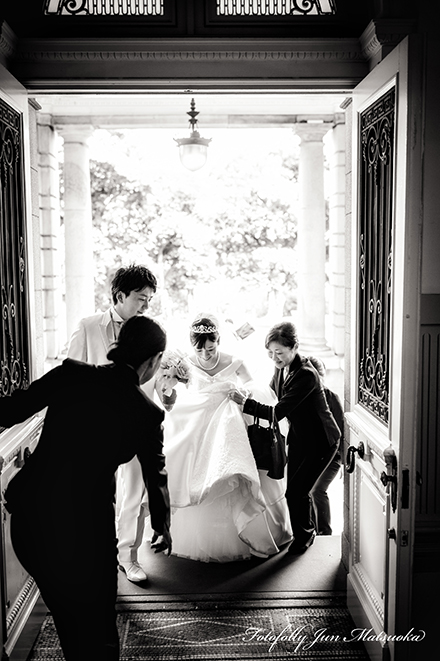 グランドプリンス高輪貴賓館 玄関入り口扉でロケーションフォト ブライダルフォト ウエディングフォト 結婚式写真