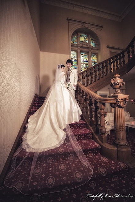 グランドプリンス高輪貴賓館 階段でロケーションフォト ブライダルフォト ウエディングフォト 結婚式写真