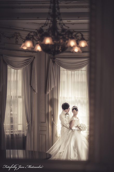 グランドプリンス高輪貴賓館 鏡越しの新郎新婦様 ブライダルフォト ウエディングフォト 結婚式写真
