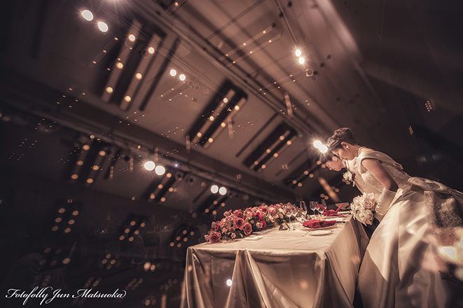 グランドプリンス高輪貴賓館 披露宴高砂で一礼する新郎新婦様 ブライダルフォト ウエディングフォト 結婚式写真